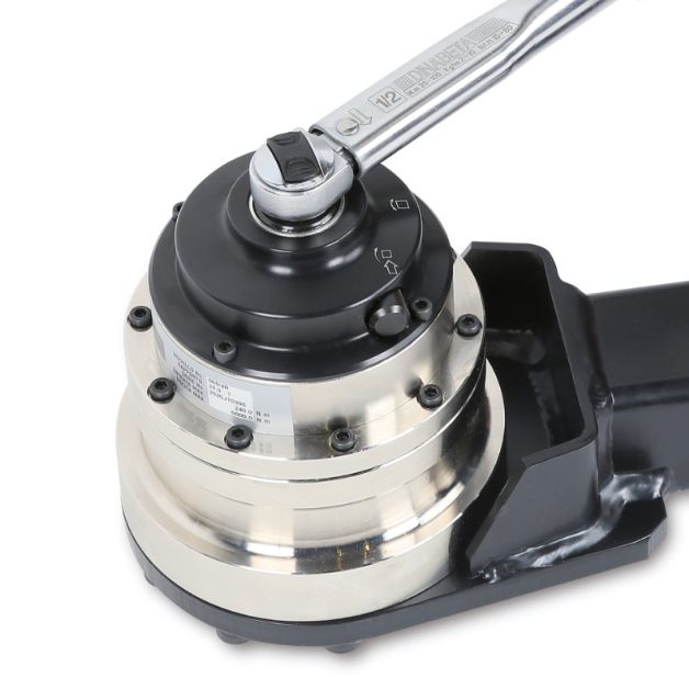 564-4R/V Nyomatéksokszorozó jobb- és bal irányú meghúzáshoz áttétel 25:1 visszaütésgátlóval fémdobozban