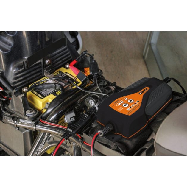 1498/2A 12 V elektronikus motorkerékpár akkumulátor töltő